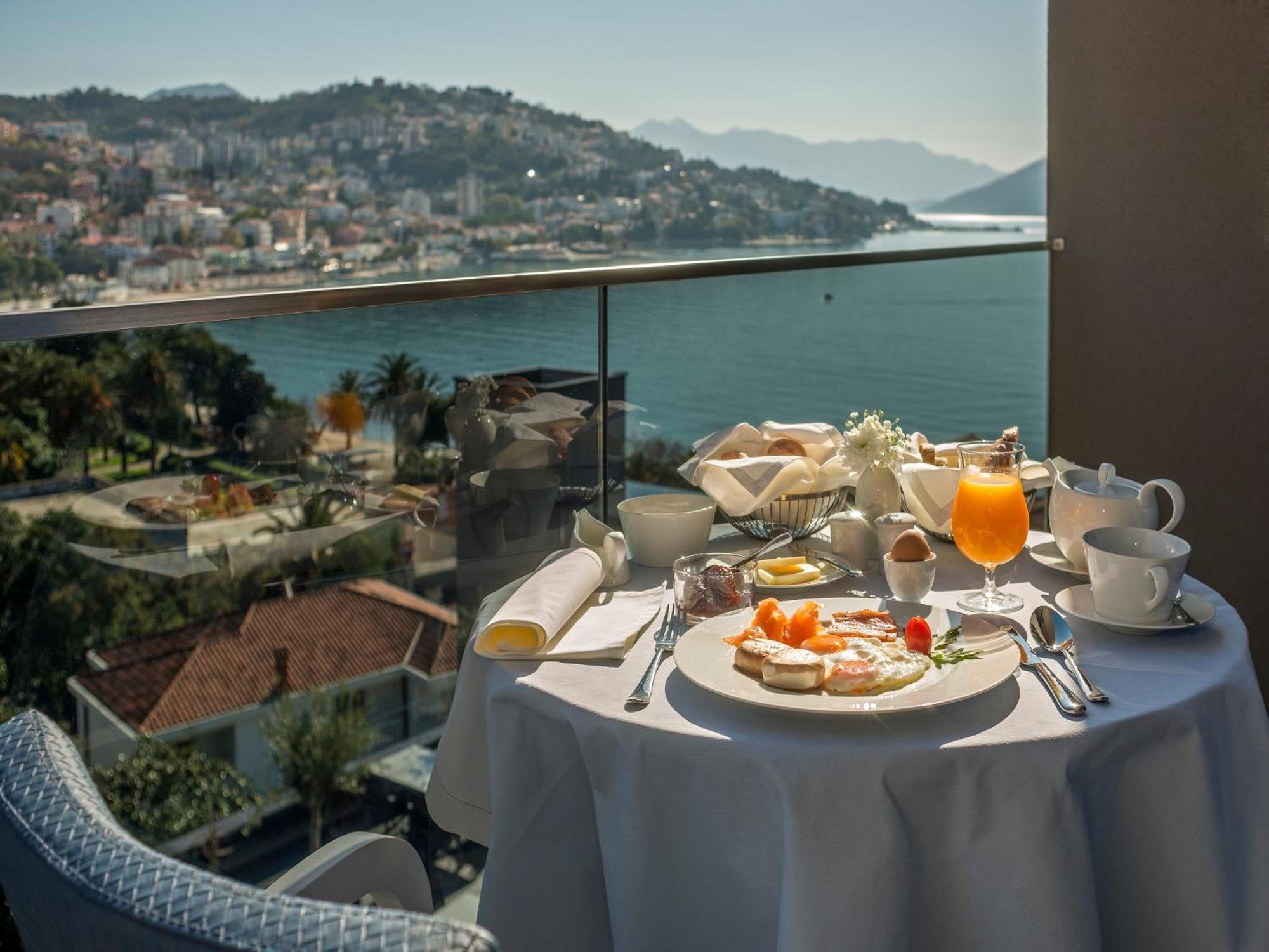Camera Doppia con Letti Singoli con Balcone e Vista Mare Laterale